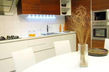 Beyaz masa dekorasyonu modern mutfak