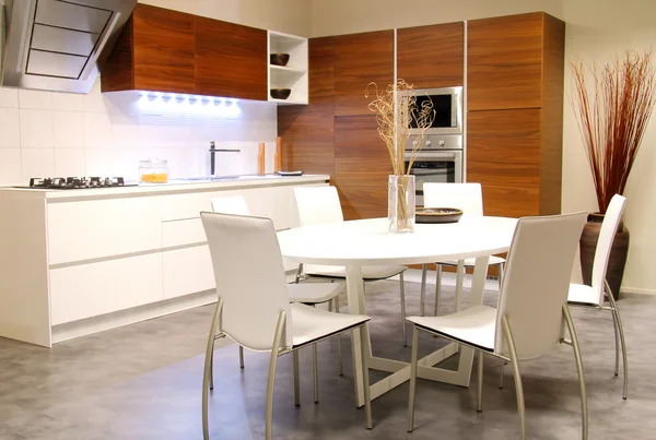 Beyaz masa ile modern bir mutfak