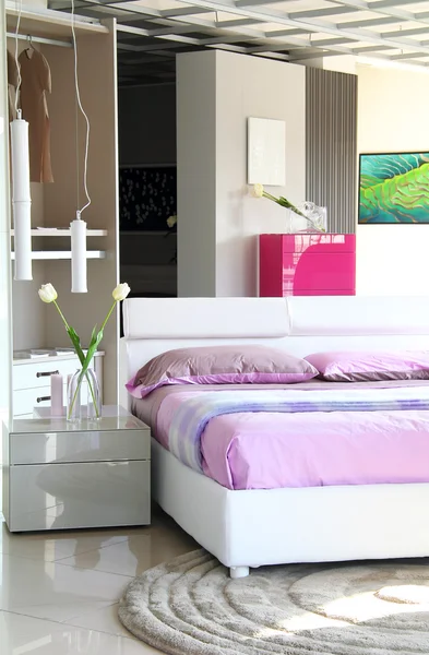 Açık dolabı ile mor ve beyaz yatak — Stok fotoğraf