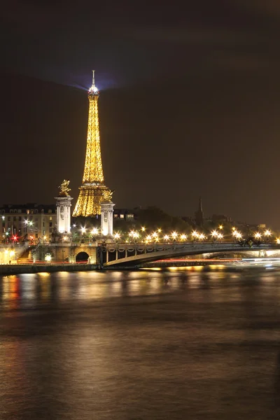 Alexander iii bron och eiffel tower — Stockfoto