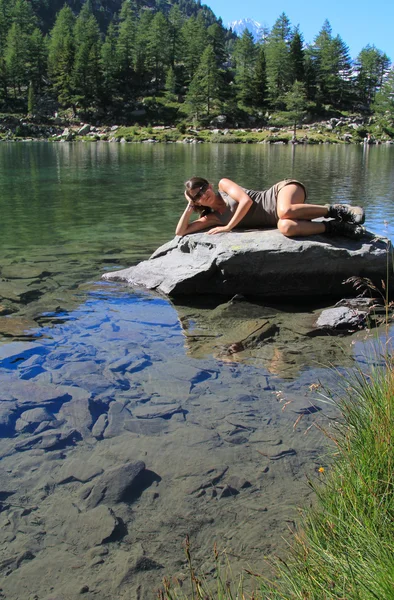 Uzun yürüyüşe çıkan kimse kız relax tarafından dağ gölü — Stok fotoğraf