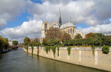 bulutlu bir mavi gökyüzü ile Notre dame Paris