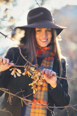 şık şapka ile gülümseyen güzel model