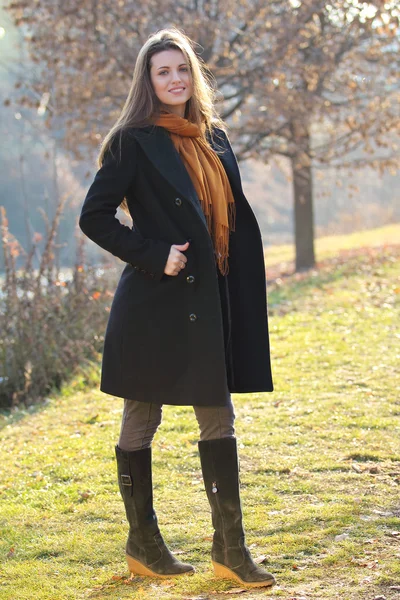 Beautiful fashion model poses outdoor in the park — Stock Photo, Image