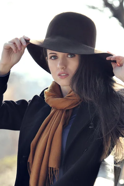 Portrét krásné dívky s hnědý klobouk — Stock fotografie