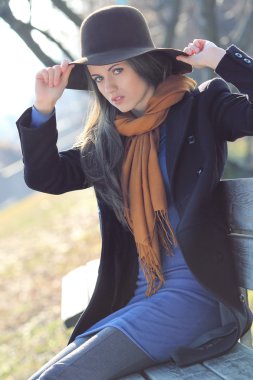 güzel moda model teşkil bir bankta