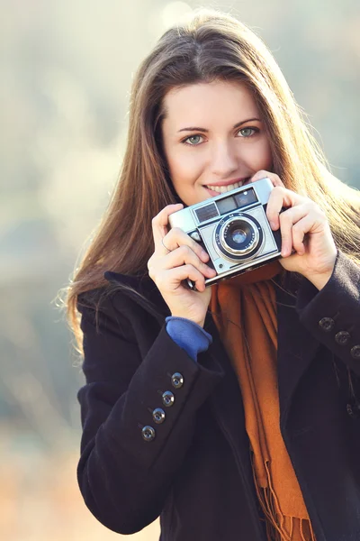 Portrait of a smiling beautiful woman with camera — Stock Photo, Image