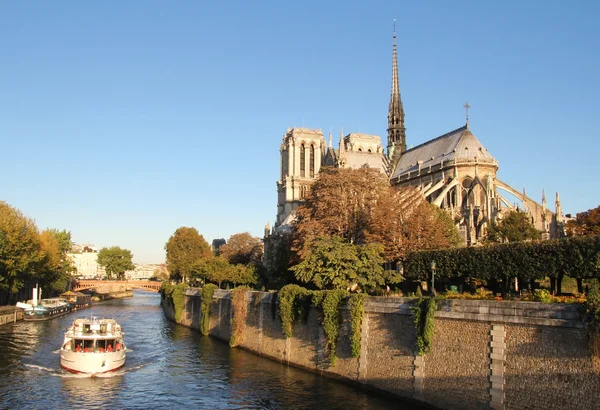 Notre Dame de Paris et bateau touristique — Photo