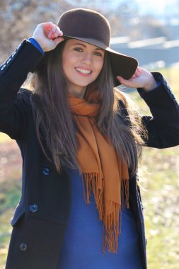 gülümseyen ve neşeli kız açık dikey