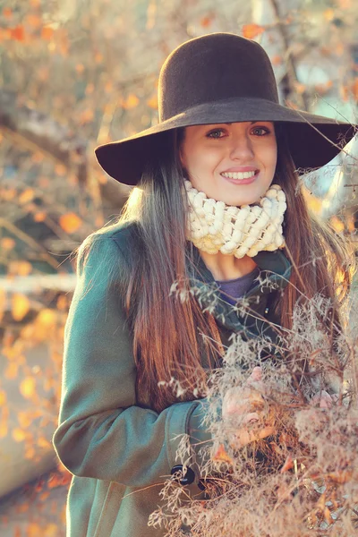 Souriant belle fille dans la lumière du coucher du soleil — Photo