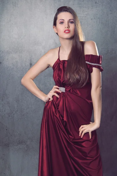 Красивая модель в элегантном красном платье — стоковое фото
