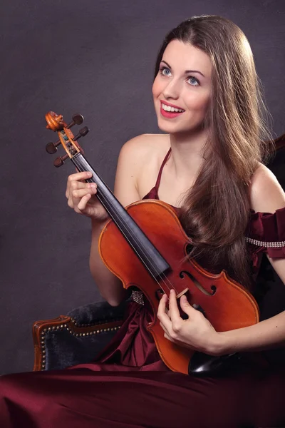 Забавная девушка играет со скрипкой — стоковое фото