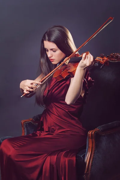 Gyönyörű lány játszik egy hegedű, csukott szemmel — Stock Fotó