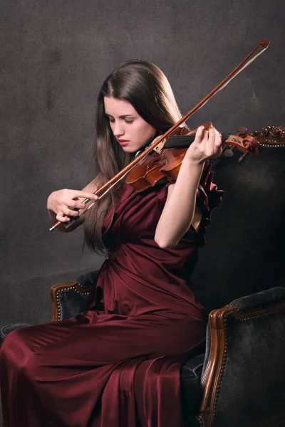 Bella ragazza che suona un violino con gli occhi chiusi — Foto Stock