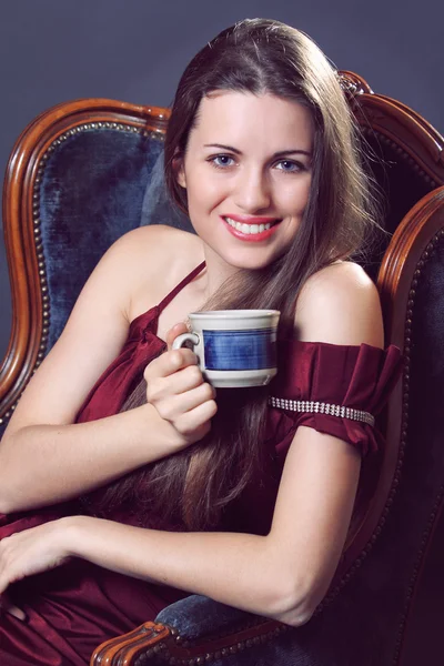 Wanita tersenyum dengan secangkir kopi. — Stok Foto