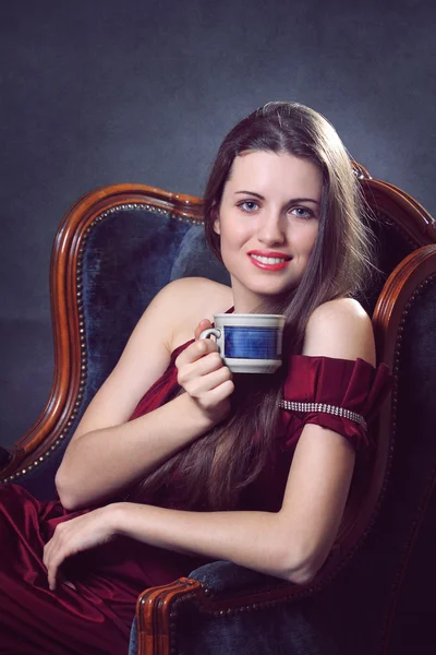 Elegante vrouw met een kop koffie — Stockfoto