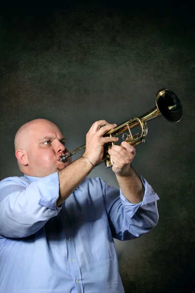 L'uomo dall'espressione forte e concentrata suona una tromba — Foto Stock