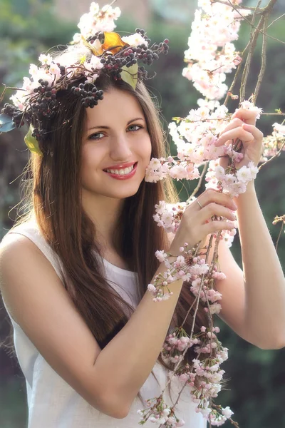 Ritratto di una bella ninfa tra fiori di ciliegio — Foto Stock