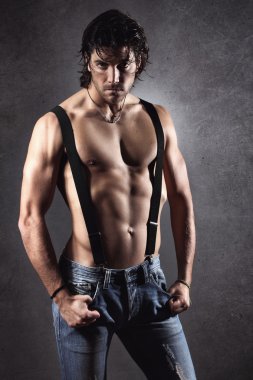 seksi erkek pantolon askısı ile gömleksiz