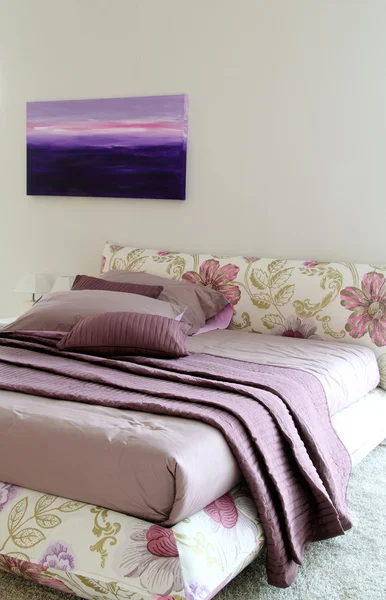 Современный дизайн спальни — стоковое фото