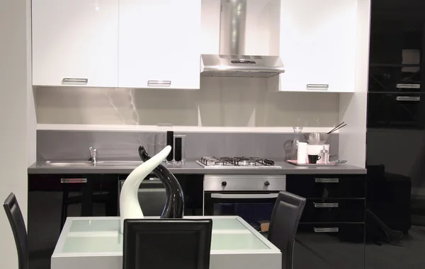 Beyaz ve siyah renkler ile modern bir mutfak — Stok fotoğraf