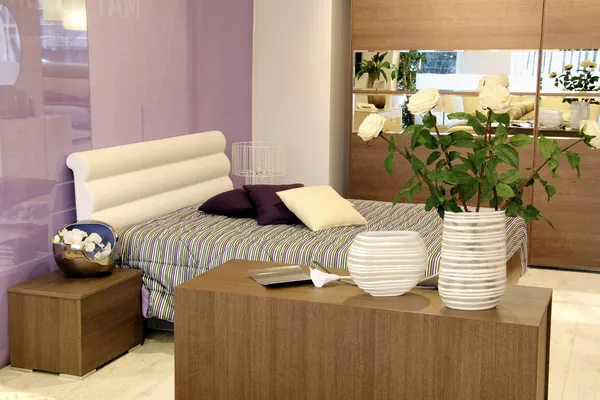 Stilvolles lila-weißes Bett im modernen Schlafzimmer — Stockfoto