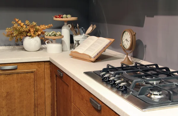 在优雅国家厨房不锈钢燃烧器的详细信息 — 图库照片