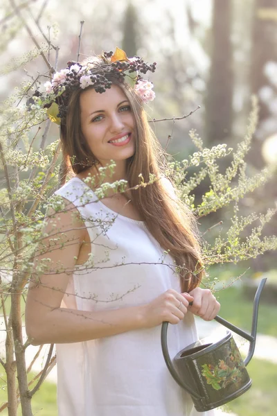 Schöne Frühlingsnymphe mit Weinlese-Gießer — Stockfoto