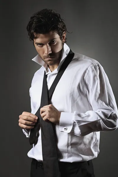 Modelo de moda atraente usando gravata — Fotografia de Stock