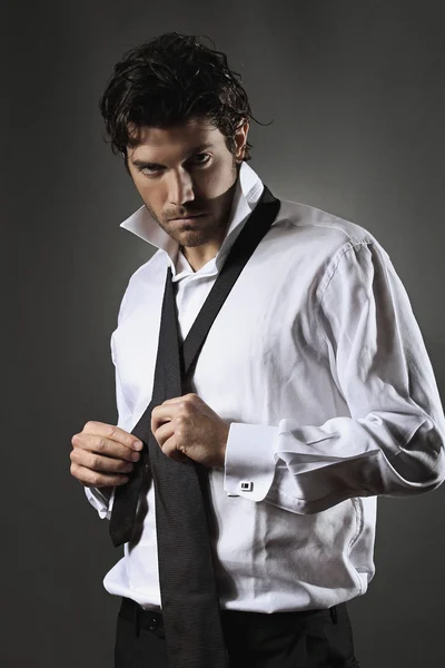 çekici moda model giyen kravat