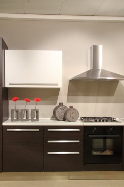 soyut ve minimalist dekorasyon ile modern bir mutfak
