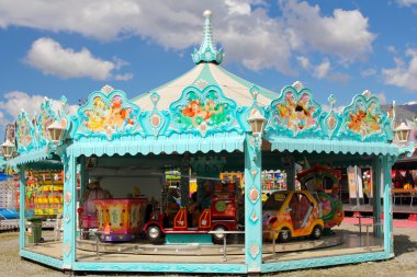 mavi ve beyaz carousel amusement park