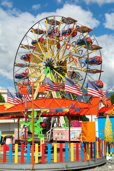 Панорамное колесо в парке развлечений — стоковое фото