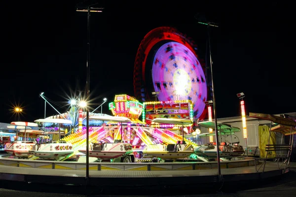 Ferris wheel at amusement park — Stock Photo, Image