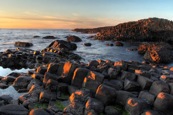 Zonsondergang Zeegezicht te Giant's Causeway — Stockfoto