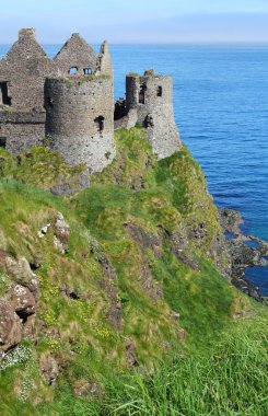 dunluce kale kayalıkları üzerinde