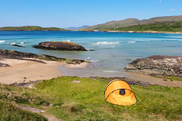 Tent in de ring van kerry kust — Stockfoto