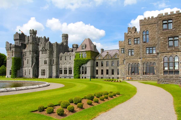 Ashford castle hauptgebäude und garten — Stockfoto