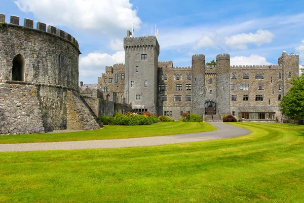 Ashford castle rückeingang und turm — Stockfoto