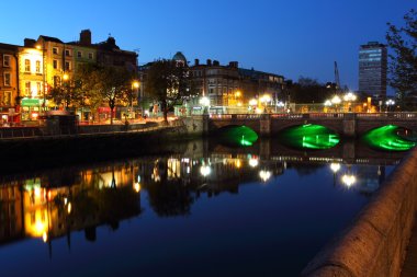 alacakaranlıkta Dublin Liffey Nehri