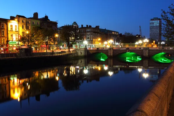 Liffey-joki Dublinissa hämärässä — kuvapankkivalokuva