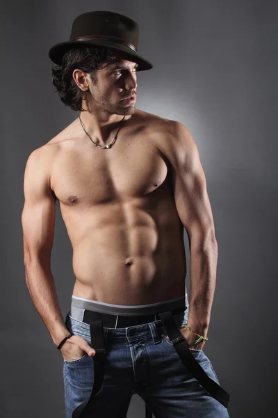 gömleksiz modeli şapka ve pantolon askısı