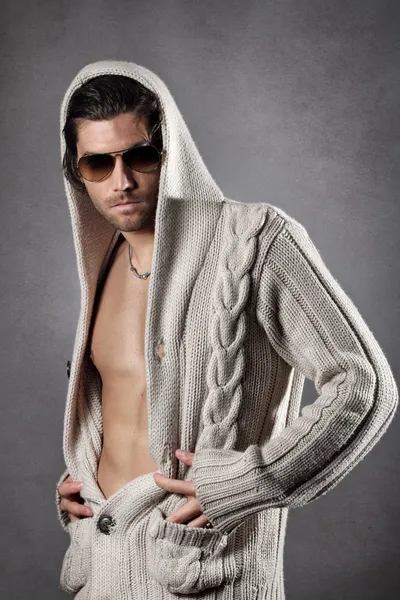 Modelo guapo posando con gafas de sol — Foto de Stock