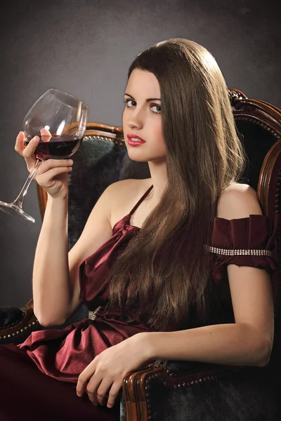 Elegante mujer de moda con vino —  Fotos de Stock