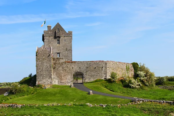 Entrance to Dunguaire castle — Stock Photo, Image