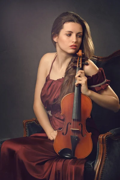 Gyönyörű lány pózol, hegedű — Stock Fotó