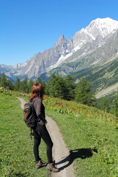 Caminhada menina olha para o Mont Blanc — Fotografia de Stock