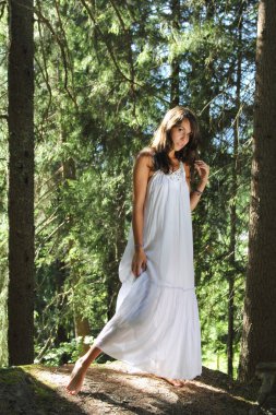 sıcak ışık tarafından çevrili güzel model