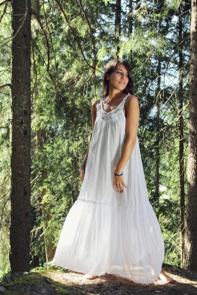 Mulher bonita branca vestida na floresta — Fotografia de Stock