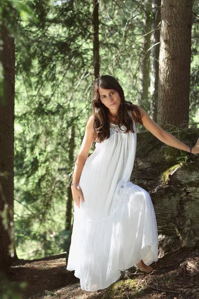 Weiß gekleidete Frau im Wald — Stockfoto